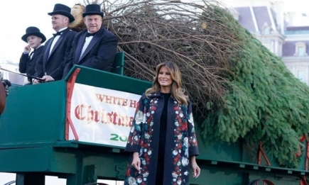 В воздухе витает дух праздника: Мелания Трамп встретила рождественскую ель (ВИДЕО)