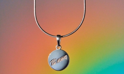 "Тебе можно быть (с) кем захочешь": украинский бренд womán jewelry выпустил украшение в поддержку ЛГБТ+ военных