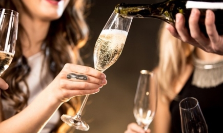 День рождения шампанского: как красиво оформить шампанское к празднику и поздравить близких (ВИДЕО)
