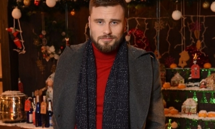 Ведущий Егор Гордеев дал интервью: о новогодних праздниках, подарках и семейных традициях (ЭКСКЛЮЗИВ)