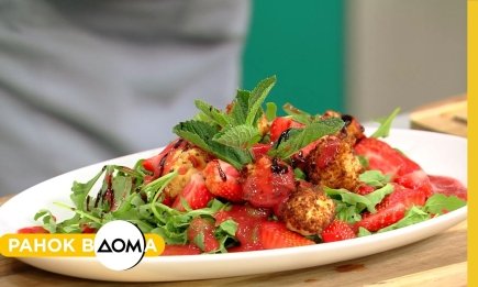 Настоящая магия вкуса: рецепт изысканного салата с клубникой и обжаренной моцареллой (ВИДЕО)