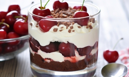 Вишуканий десерт в одній склянці: трайфл з вишнею (РЕЦЕПТ)