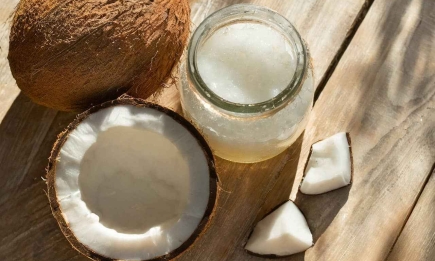Удалит жевательную резинку и смажет скрипящие петли: 20 способов применения кокосового масла в быту