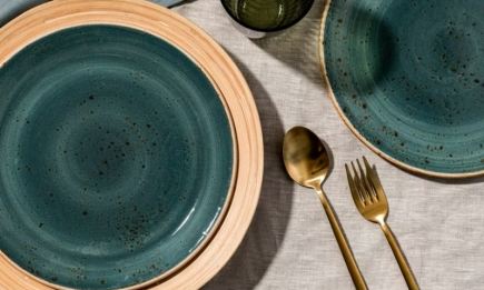 Вилка, ложка и чашка: почему наши предки ели в гостях из своей посуды