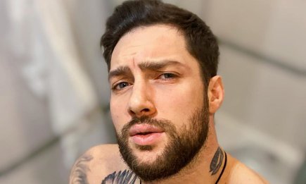 Поет с россиянами и охотится за новым паспортом: 10 интересных фактов о скандальном певце Олеге Кензове