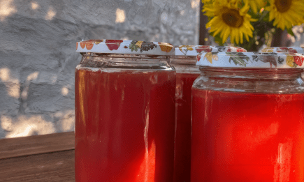 Томатний сік, втричі смачніший, ніж магазинний: як закрити його без жодної краплі хімії (ВІДЕО)