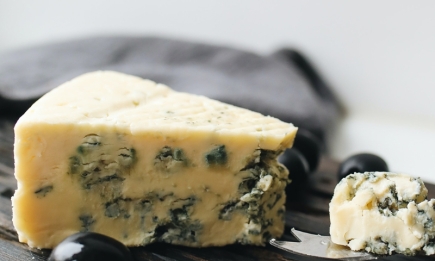 Чтобы не выбросить деньги на ветер: как выбирать сыр с плесенью