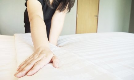 Чем посыпать матрас, чтобы был как новенький: "золотое" правило для пятен