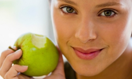 Маска из яблок для свежести и упругости кожи. Видеорецепт