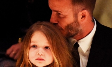 Дэвид Бекхэм шьет платья для кукол своей дочки Харпер