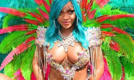 "НЕТ" бодишеймингу: Рианна покорила всех пикантными формами на карнавале на Барбадосе (ФОТО)
