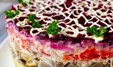 Лучший праздничный салат "Грибочки под шубой": новая закуска, с которой вы забудете о сельди (РЕЦЕПТ)