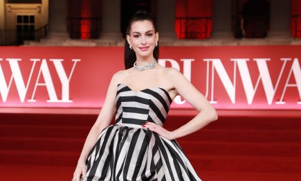 Ефектна поява: Енн Гетевей підкорює Лондон сукнею з незвичайною двошаровою спідницею (фото)