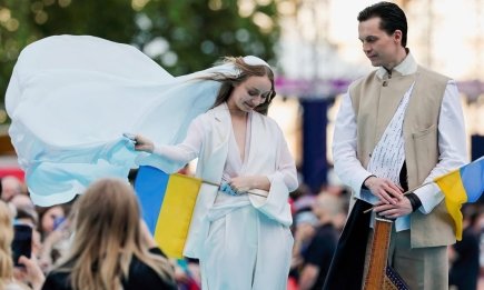 Фата, необычные перчатки и тайное послание миру: скрывающие костюмы LELÉKA и ее бандуриста на Евровидении 2026 (ФОТО)