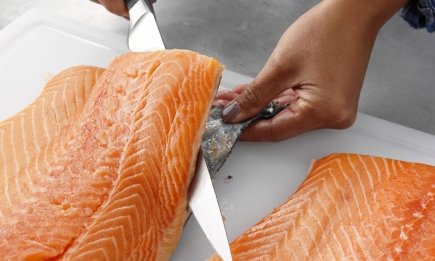 Як зняти шкіру з риби за один рух: найпростіший спосіб (ВІДЕО)