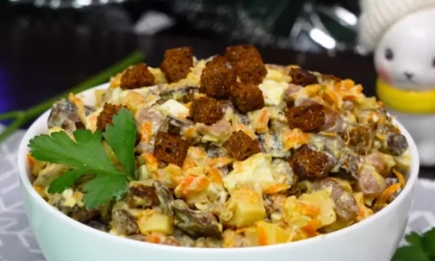 Ви закохаєтесь у цей хруст: рецепт незвичного ситного салату, який називають “Маминим” (РЕЦЕПТ)