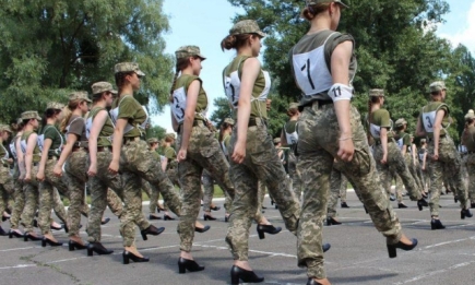 Девушек-военнослужащих заставили маршировать на каблуках ради парада на День Независимости