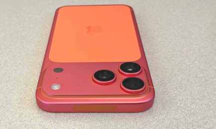 Пользователи жалуются на iPhone 17 Pro Max, изменяющий цвет корпуса