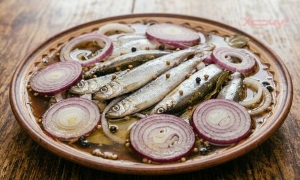Тает во рту, а цена просто смешная: как вкусно и быстро замариновать мойву с лучком дома (РЕЦЕПТ)
