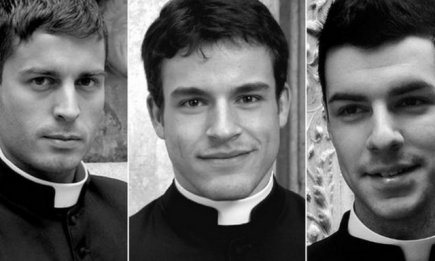Красавчики в сутанах: Ватикан выпустил календарь с фотографиями молодых священников