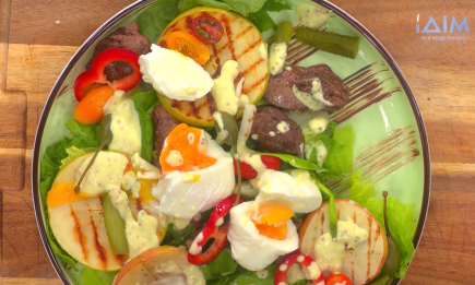 Как приготовить дома изысканный теплый салат с куриной печенью и яблоками-гриль, которому позавидуют даже шеф-повара (ВИДЕО)