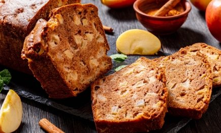 Соблазнительная домашняя выпечка: этот яблочный кекс остается влажным даже на третий день (РЕЦЕПТ)