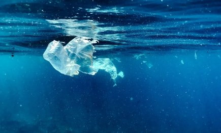 Кінець епохи мікропластику: японські вчені створили пластик, що розчиняється в океані