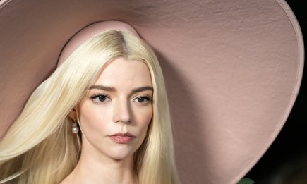 Капелюх, що затьмарив усе: Аня Тейлор-Джой з'явилася у незвичному образі на червоному хіднику (ФОТО)