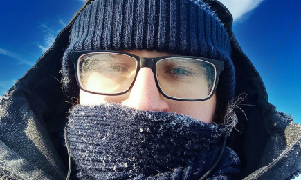 По крапельці на скло — і окуляри більше не пітнітимуть: цей лайфхак змінить ваше життя