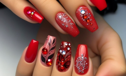 Самый модный декор красных ногтей: делаем стильный маникюр на зиму 2024 (ФОТО)