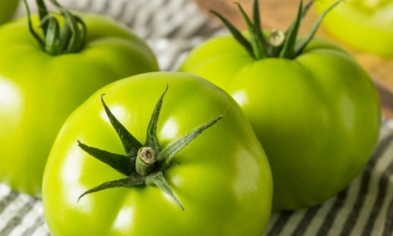 Хитрый трюк: куда положить зеленые помидоры, чтобы они моментально покраснели