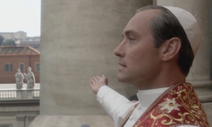 Первые кадры Джуда Лоу в роли Папы Римского: известный актер стал священником (ВИДЕО)
