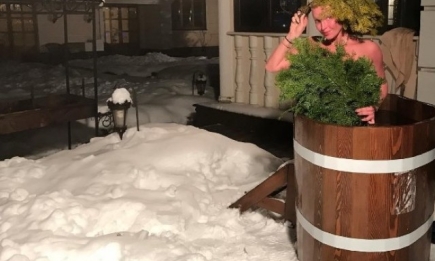 "Снегурочка" Волочкова встретила Новый Год в ледяной купели: "Замерзла, как цуцык!" (ВИДЕО)