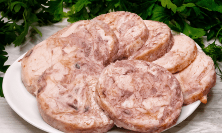 Просто варимо курку і додаємо трохи желатину: апетитна закуска в нарізку (РЕЦЕПТ)