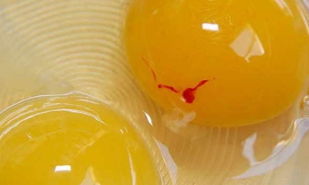 Відповідь може здивувати: чи можна їсти яйця з червоною плямою на жовтку