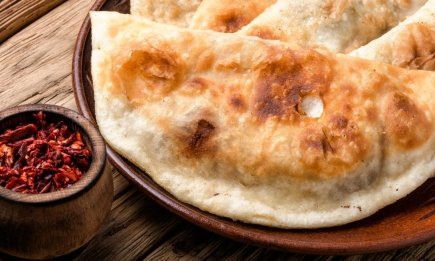 Как приготовить ленивые чебуреки: сочные, как настоящие, а руки о тесто пачкать не нужно (РЕЦЕПТ)