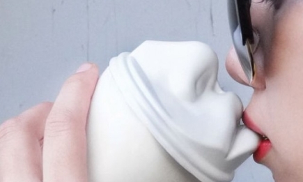 Утренние поцелуи: дизайнер создал креативную крышку для чашки