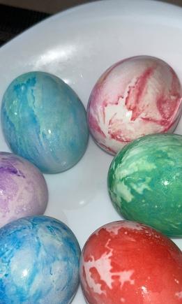 Так просто еще не было: красивые пасхальные яйца, переливающиеся разными цветами, без специальных красителей
