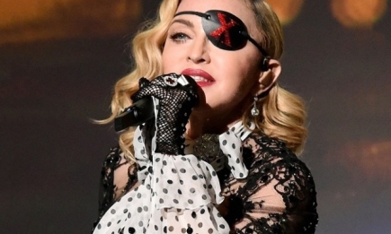 "Очень сексуальная": Мадонна сделала шпагат лежа (ВИДЕО)