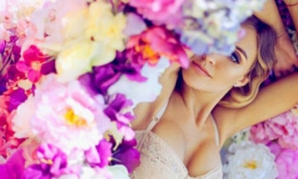 Ева Бушмина снялась в откровенной цветочной фотосессии. Фото