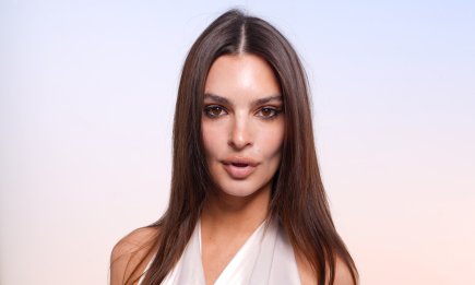 Все взгляды на банты: Эмили Ратаковски поразила дерзким образом в Париже (ФОТО)