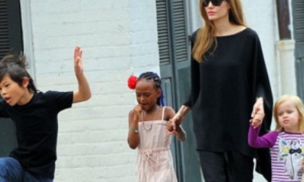 Анджелину Джоли развлекают ее дети. Фото