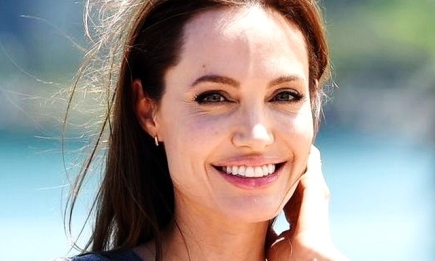 Большое сердце Анджелины Джоли: актриса купила огромного медведя, чтобы помочь детям