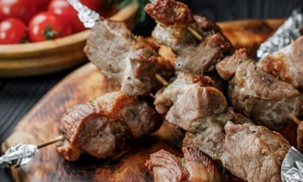 Шашлик, не виходячи з дому: м’ясо буде смачне, як на грилі (РЕЦЕПТ)