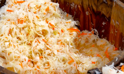 "Сопливую" капусту можно спасти: что сделать, если продукт стал скользким