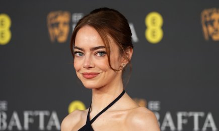 Радикальное перевоплощение: Эмма Стоун ошеломила выходом в черном платье с экстремальным декольте (ФОТО)