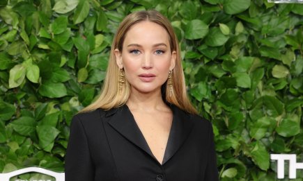 Невероятная! Дженнифер Лоуренс появилась на премии в юбке с экстремальным разрезом (ФОТО)