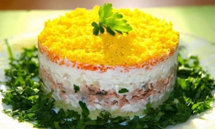 Популярна святкова закуска: класичний салат “Мімоза” (РЕЦЕПТ)