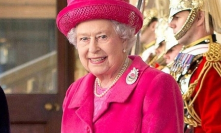 Елизавета II в образе цвета фуксии посетила финал турнира по поло (ФОТО)