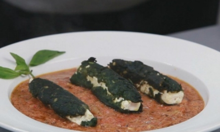 Бруски феты в шпинате с томатным соусом. Видео-рецепт